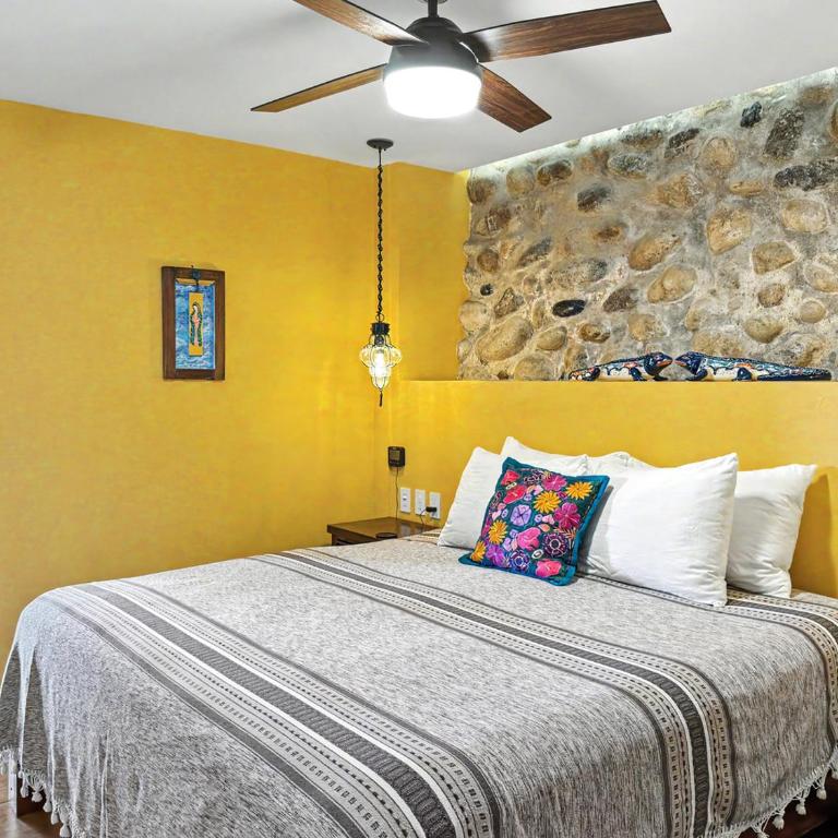 Curiel's Retreat 2BR, Private Terrace, Heated Pool, Walk to Malecón & Beach - Apartment - 5