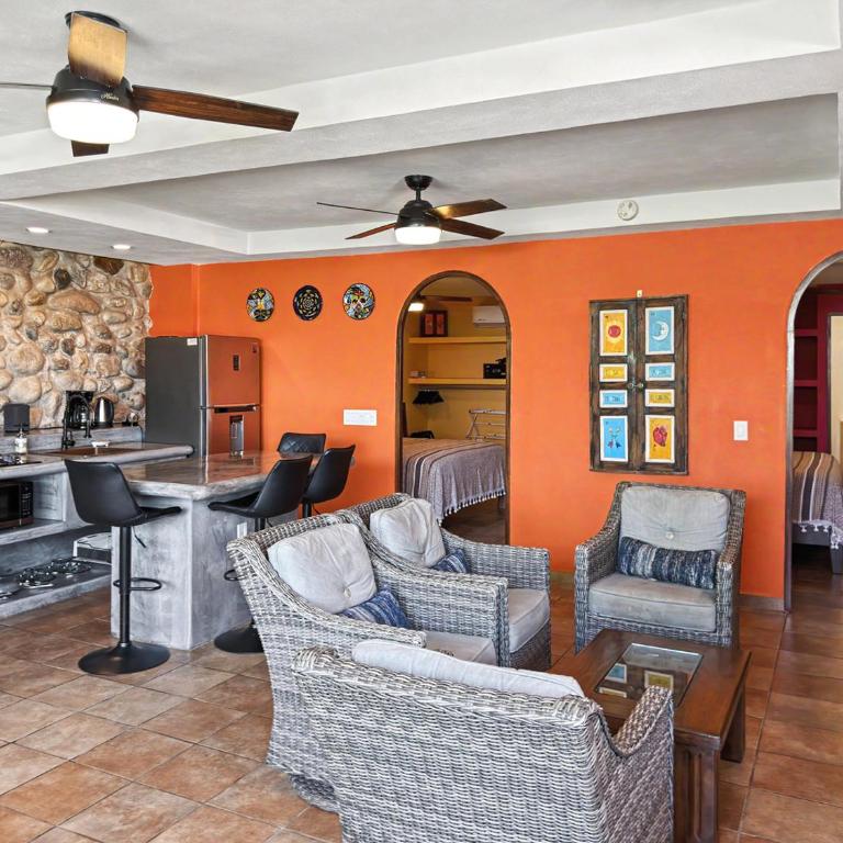 Las Brisas Main-Level 3BR, Private Terrace, Heated Pool, Walk to Malecón - Apartamento - 1