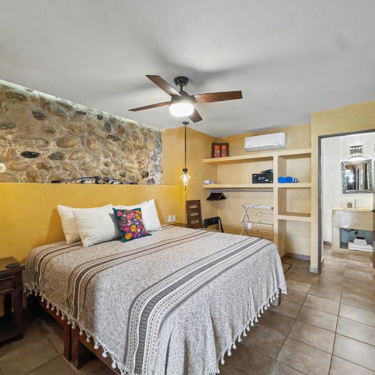 Las Brisas Main-Level 3BR, Private Terrace, Heated Pool, Walk to Malecón - Apartamento - 4