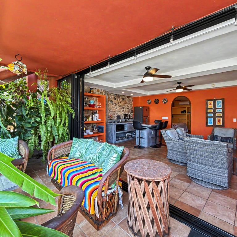 Las Brisas Main-Level 3BR, Private Terrace, Heated Pool, Walk to Malecón - Apartamento - 2