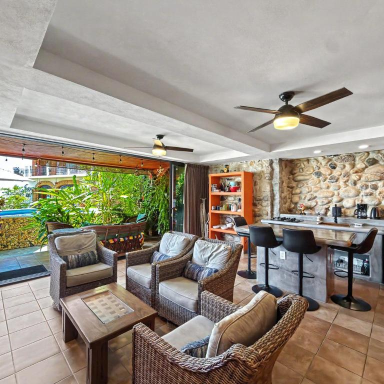 Las Brisas Main-Level 3BR, Private Terrace, Heated Pool, Walk to Malecón - Apartamento - 7