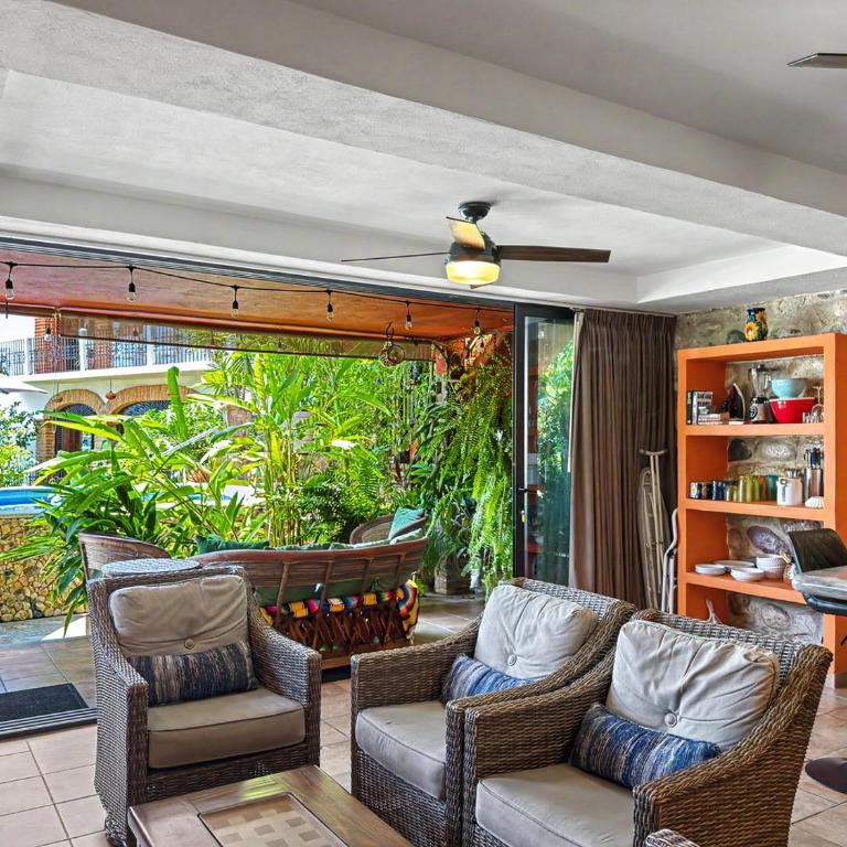 Las Brisas Main-Level 3BR, Private Terrace, Heated Pool, Walk to Malecón - Apartamento - 14