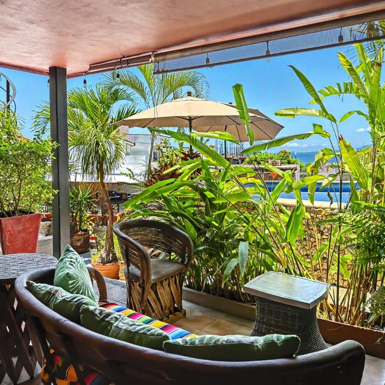 Las Brisas Main-Level 3BR, Private Terrace, Heated Pool, Walk to Malecón - Apartamento - 15
