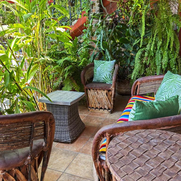 Las Brisas Main-Level 3BR, Private Terrace, Heated Pool, Walk to Malecón - Apartamento - 16