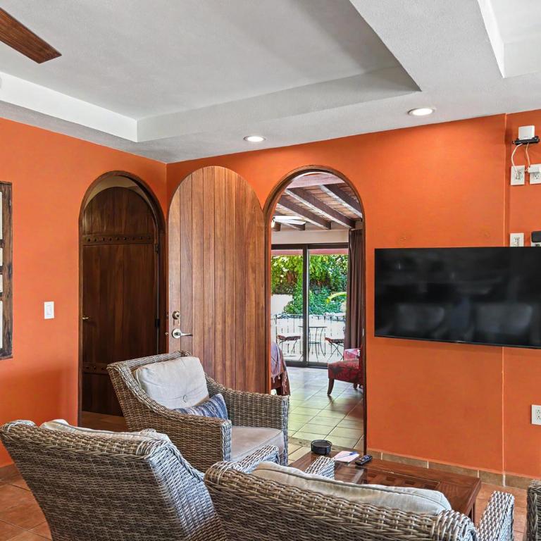 Las Brisas Main-Level 3BR, Private Terrace, Heated Pool, Walk to Malecón - Apartamento - 18