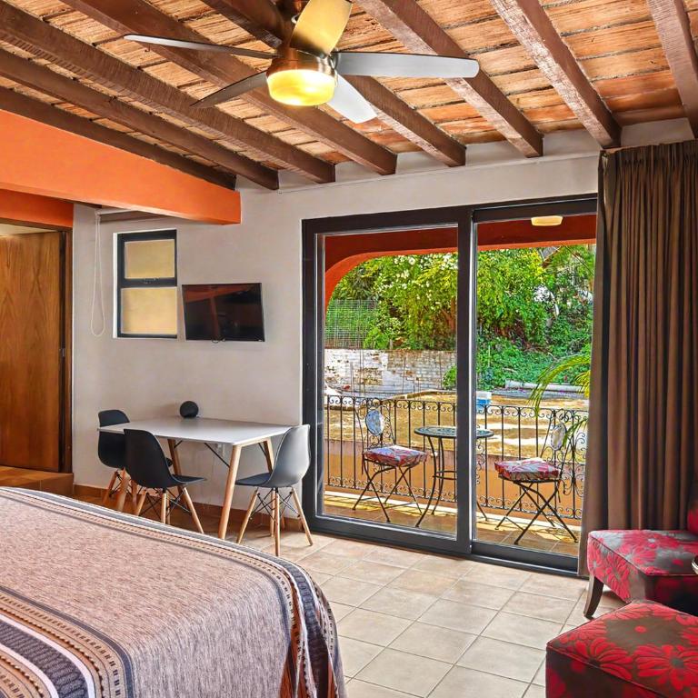 Las Brisas Main-Level 3BR, Private Terrace, Heated Pool, Walk to Malecón - Apartamento - 20