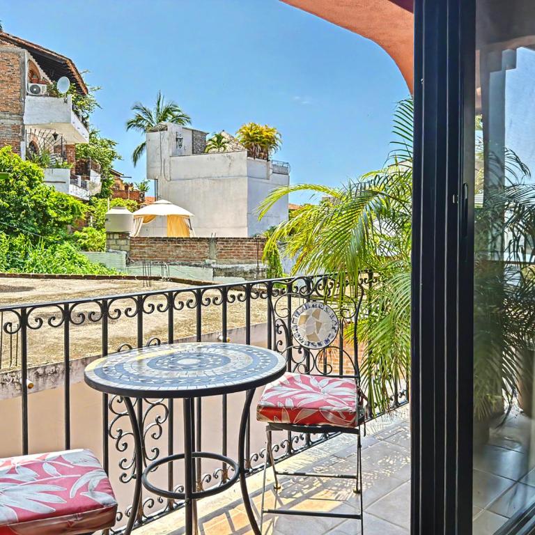Las Brisas Main-Level 3BR, Private Terrace, Heated Pool, Walk to Malecón - Apartamento - 25