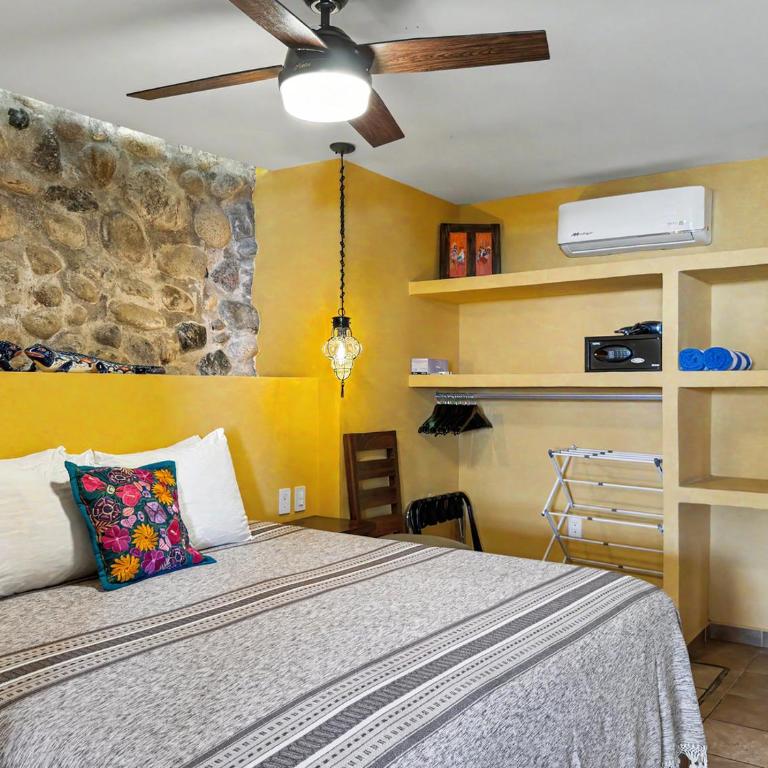 Las Brisas Main-Level 3BR, Private Terrace, Heated Pool, Walk to Malecón - Apartamento - 32