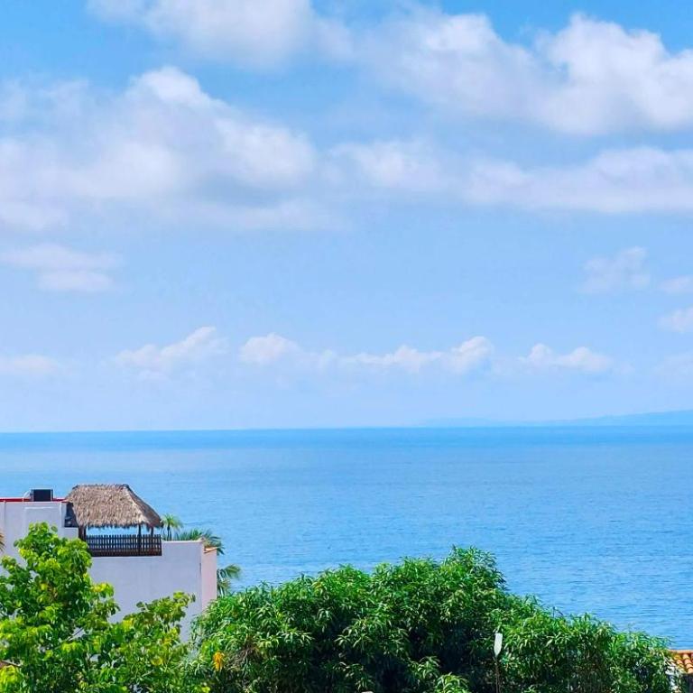 Las Brisas Main-Level 3BR, Private Terrace, Heated Pool, Walk to Malecón - Apartamento - 45