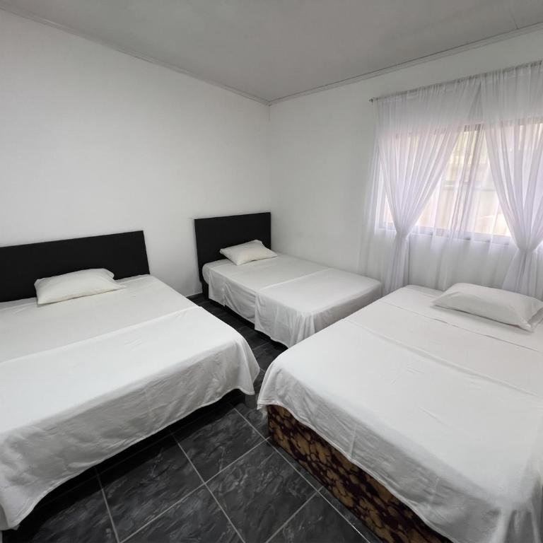Villa Vanessa - Habitación Familiar con baño privado - 1
