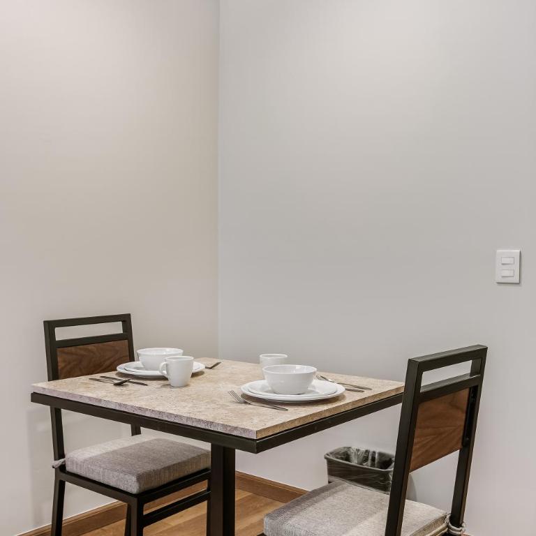 Wenceslao By Homirent - Suite con cama grande y balcón - 14