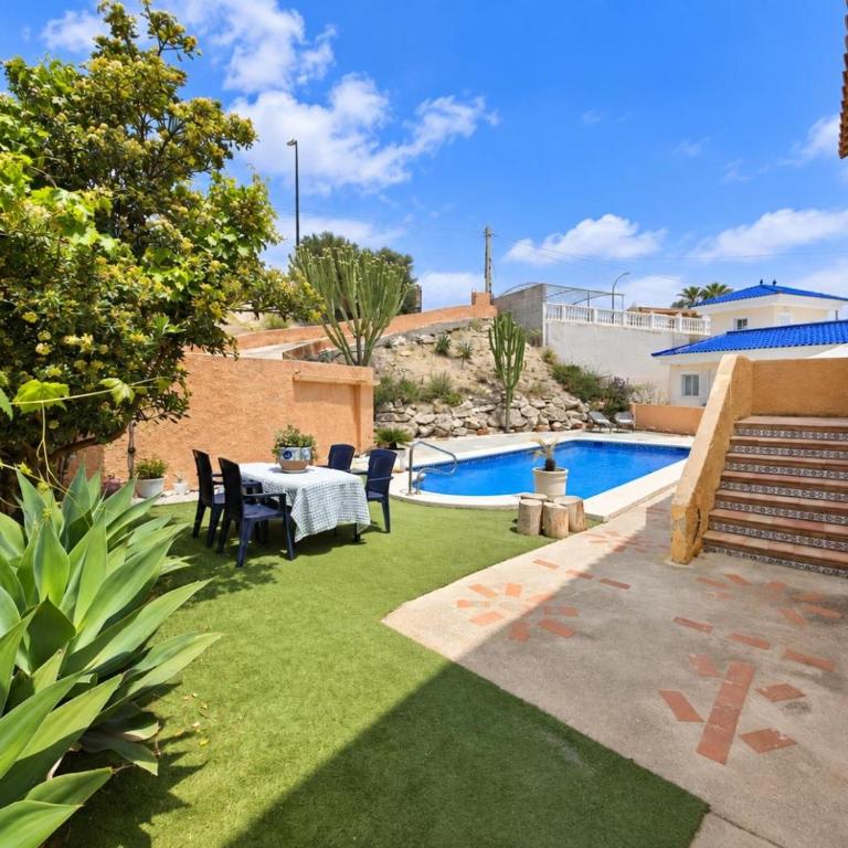 Casa de Playa con Piscina Estilo Rústico - Casa de 3 dormitorios - 2