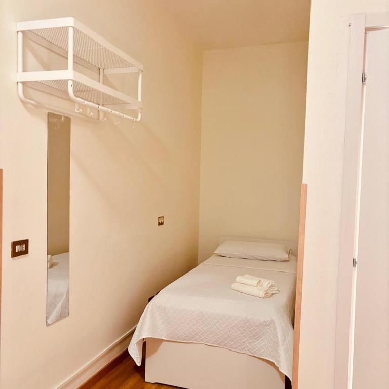 Eva Suites - Camera Tripla con Bagno Privato - 9