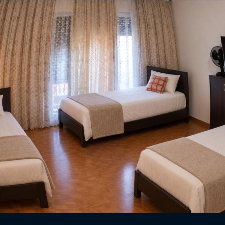 Geneva 3 beds Spaces Room Short-Term rental - Chambre Double Économique - 3