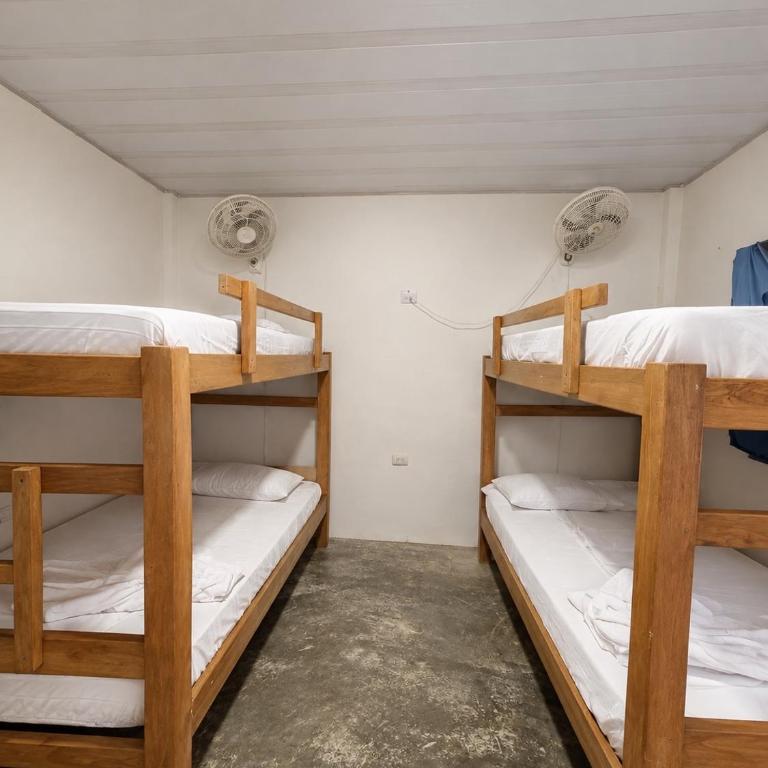 Hotel Roca Fuerte - Quadruple Room with Private Bathroom - 2