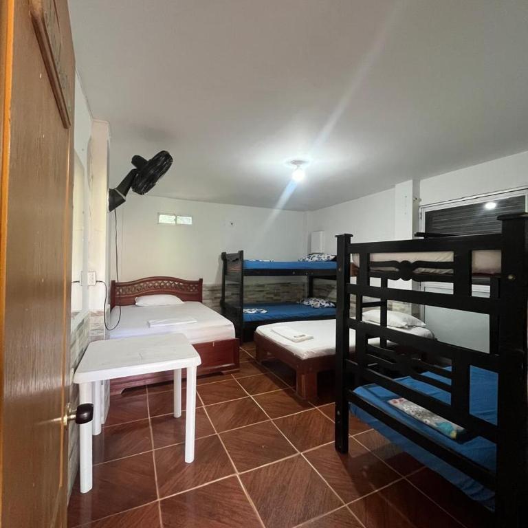 Hostal Naybrep - Habitación Compartida Mixta de 6 camas - 1