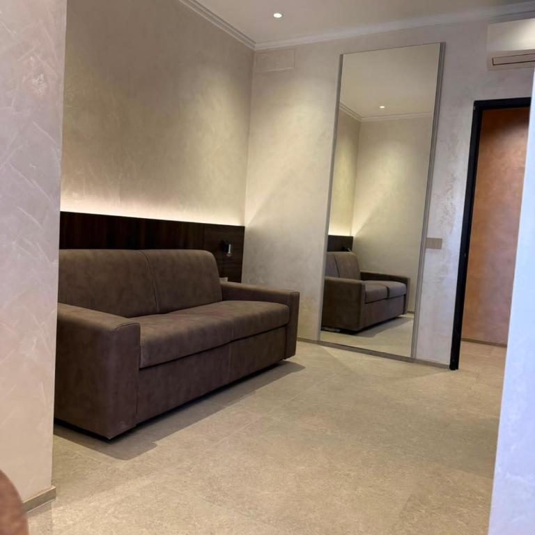 Affittacamere Royal Luxury Suites - Camera Matrimoniale Deluxe con 1 Letto Supplementare - 11