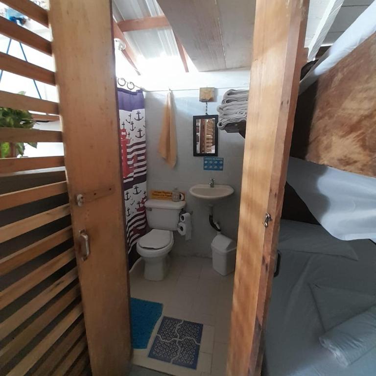 Hospedaje Pirata Express - Family Room with Private Bathroom - 17