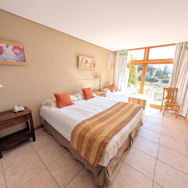 Hosteria Los Hielos - Quadruple Room with Lake View - 11