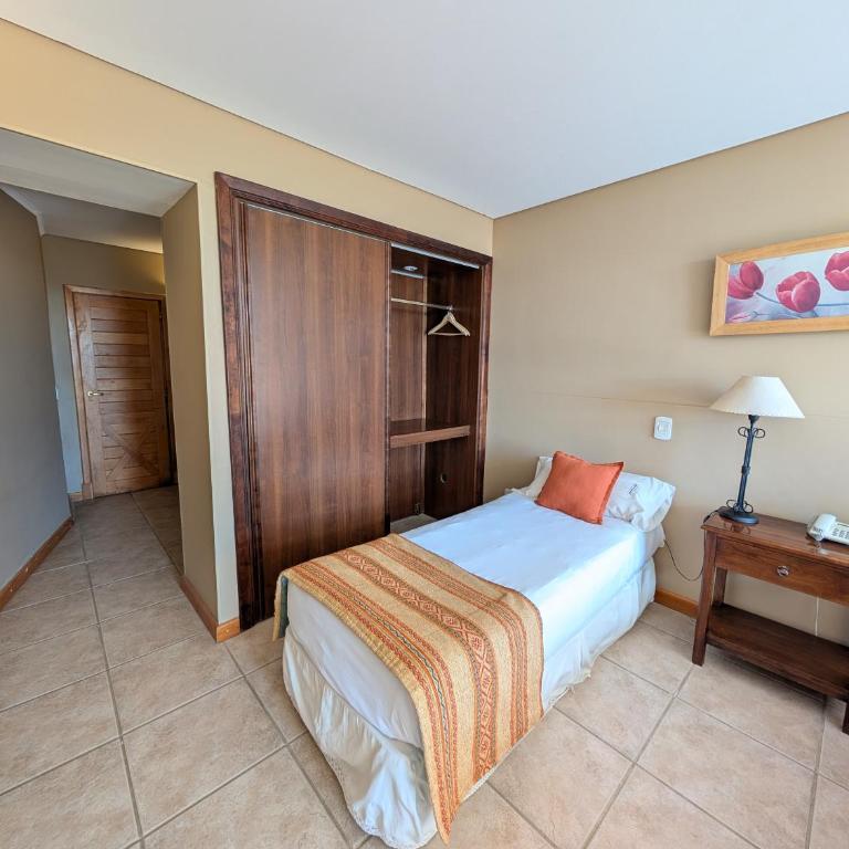 Hosteria Los Hielos - Quadruple Room with Lake View - 9