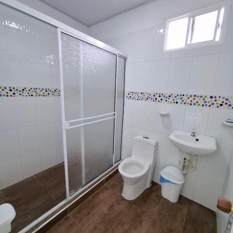 Apartamento Familiar con Aire y WiFi a 9 Minutos walking Playa Spratt Bight - Three-Bedroom Apartment - 23