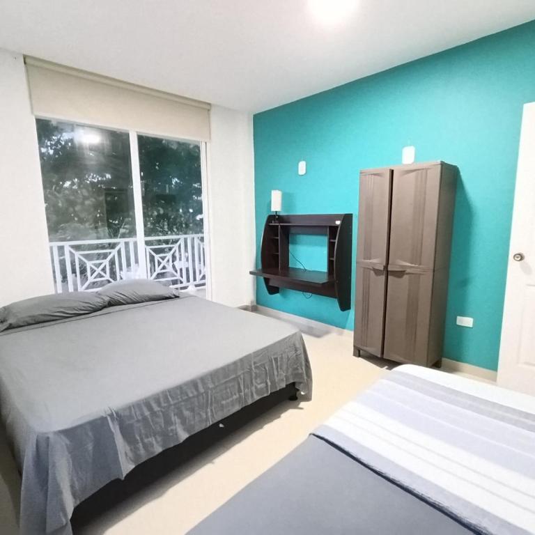 Apartamento Familiar con Aire y WiFi a 9 Minutos walking Playa Spratt Bight - Three-Bedroom Apartment - 5
