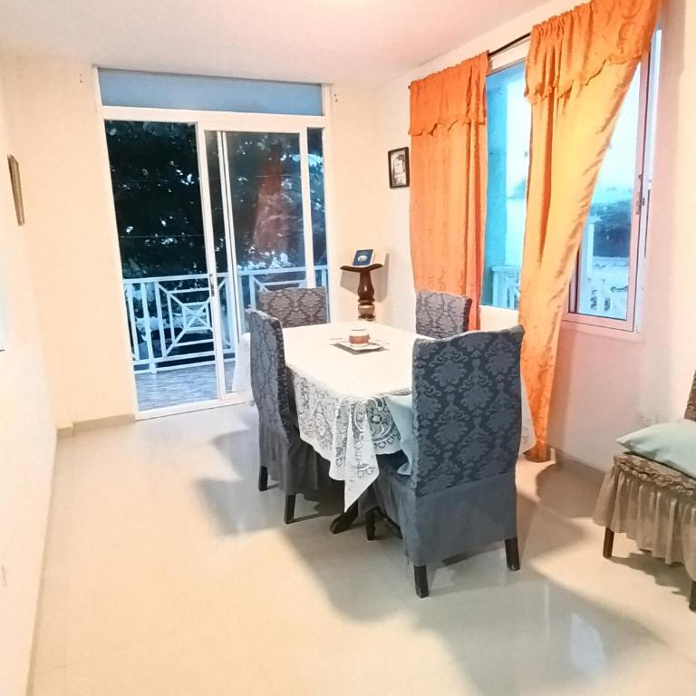 Apartamento Familiar con Aire y WiFi a 9 Minutos walking Playa Spratt Bight - Three-Bedroom Apartment - 9