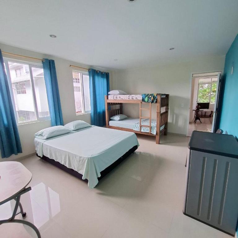 Apartamento Familiar con Aire y WiFi a 9 Minutos walking Playa Spratt Bight - Three-Bedroom Apartment - 4
