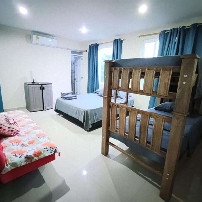 Apartamento Familiar con Aire y WiFi a 9 Minutos walking Playa Spratt Bight - Three-Bedroom Apartment - 7
