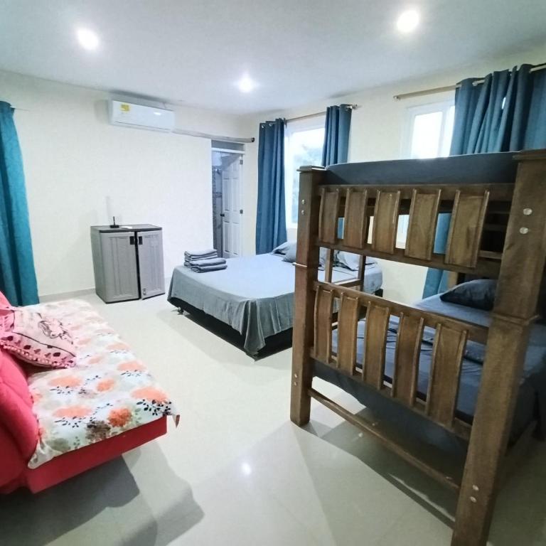 Apartamento Familiar con Aire y WiFi a 9 Minutos walking Playa Spratt Bight - Three-Bedroom Apartment - 6