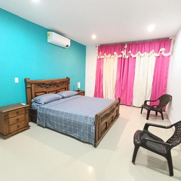 Apartamento Familiar con Aire y WiFi a 9 Minutos walking Playa Spratt Bight - Three-Bedroom Apartment - 1