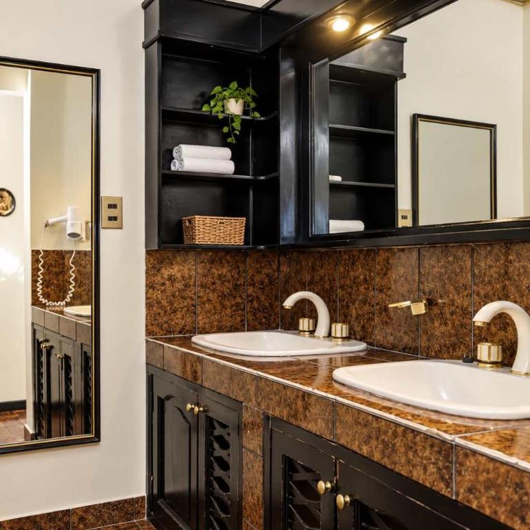 The Landmark I Jacuzzi and Kitchen Calacoto - Apartment - 12