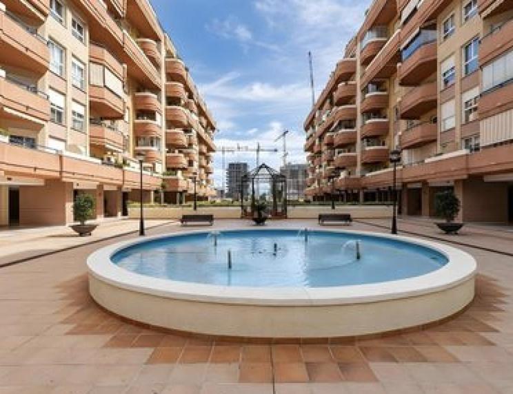 10-Minute Walk to Beach | Pool & Parking - Apartamento de 2 dormitorios - 4