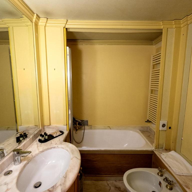 Hotel Posta R.T.A. - Camera Comfort con Poltrona-Letto - 3
