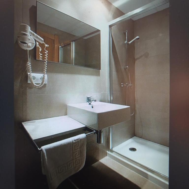 Hostal Parque Ibiza - Habitación Individual con baño externo - 3