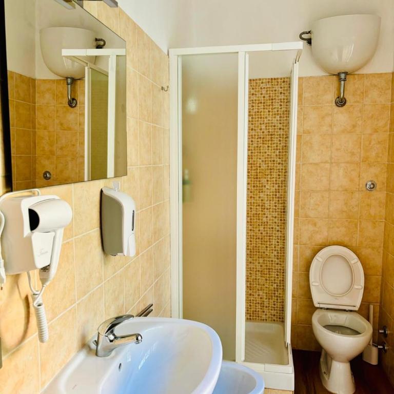 Eva Suites - Camera Tripla con Bagno Privato - 10