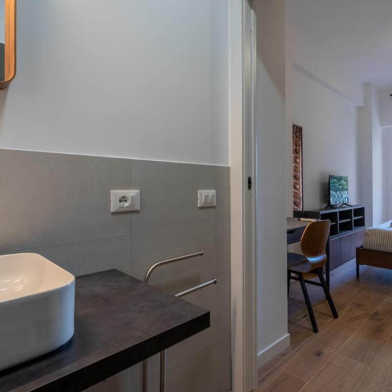 Guest House Hill Houses Rome - V35 - Camera Matrimoniale con Balcone - 13