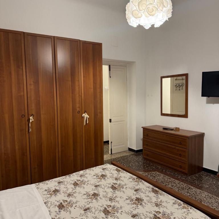 WOW HOME 3 - 175 mq - posteggio privato - davanti porto traghetti - fino a 10 posti letto - Appartamento Deluxe con 4 Camere da Letto - 16