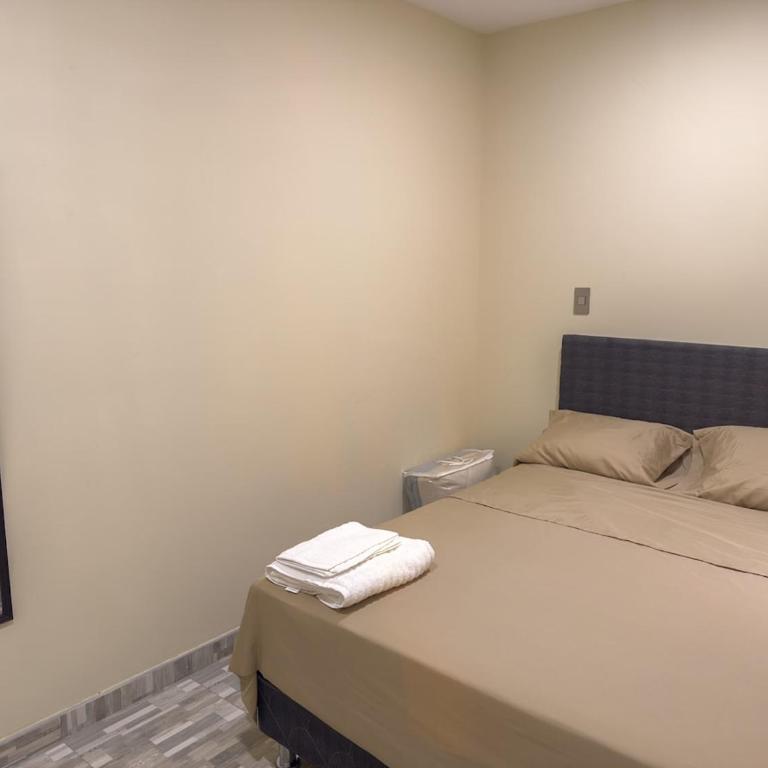 Depa 3 habitaciones cerca a paseo Yortuque y aeropuerto - Three-Bedroom Apartment - 2