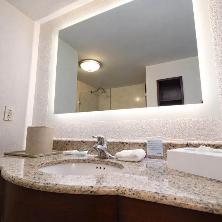 Hampton Inn by Hilton Guadalajara-Aeropuerto - Zimmer mit Kingsize-Bett - Nichtraucher - 4