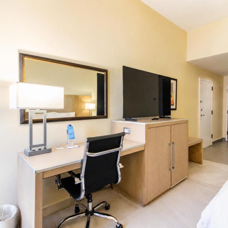Hampton Inn Monterrey-Airport - King Room with Sofa Bed and Study - Non-Smoking - 9