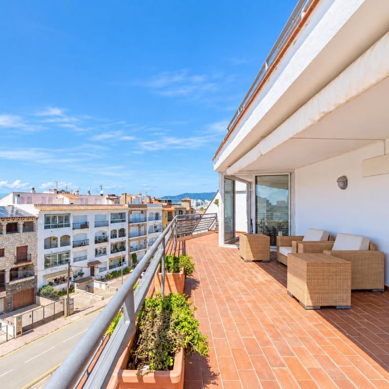 Gran terraza y vistas al mar junto a la playa - Apartamento de 2 dormitorios con terraza y vistas al mar - 27