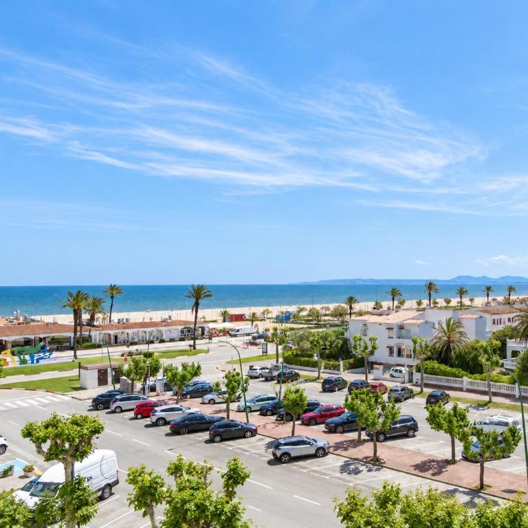 Gran terraza y vistas al mar junto a la playa - Apartamento de 2 dormitorios con terraza y vistas al mar - 2