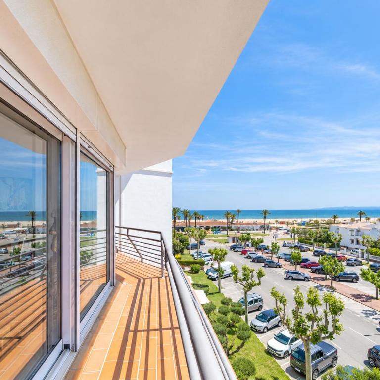Gran terraza y vistas al mar junto a la playa - Apartamento de 2 dormitorios con terraza y vistas al mar - 3