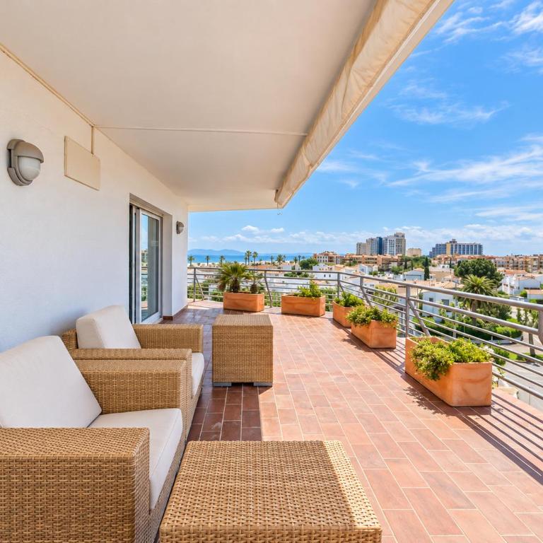 Gran terraza y vistas al mar junto a la playa - Apartamento de 2 dormitorios con terraza y vistas al mar - 32