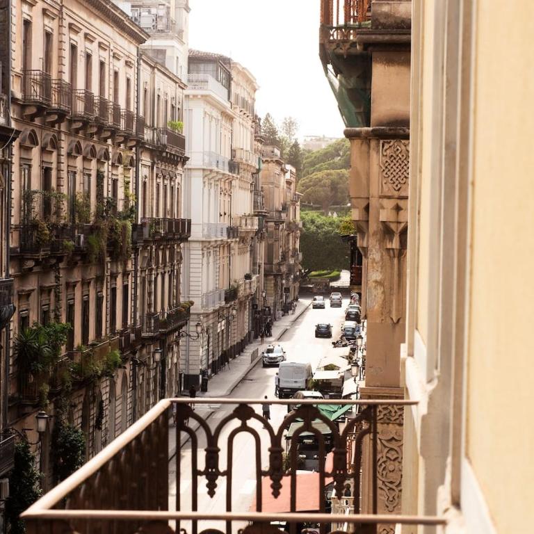 Etnicastay - Renovated historic apartment - Walk to via Etnea - Appartement 3 Chambres - 28