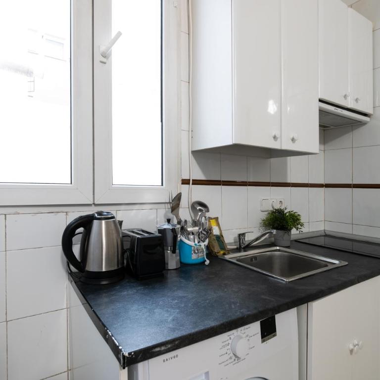 Loft Céntrico junto al Metro a 12 min de Plaza España con AC, WiFi y Lavadora - Studio - 11