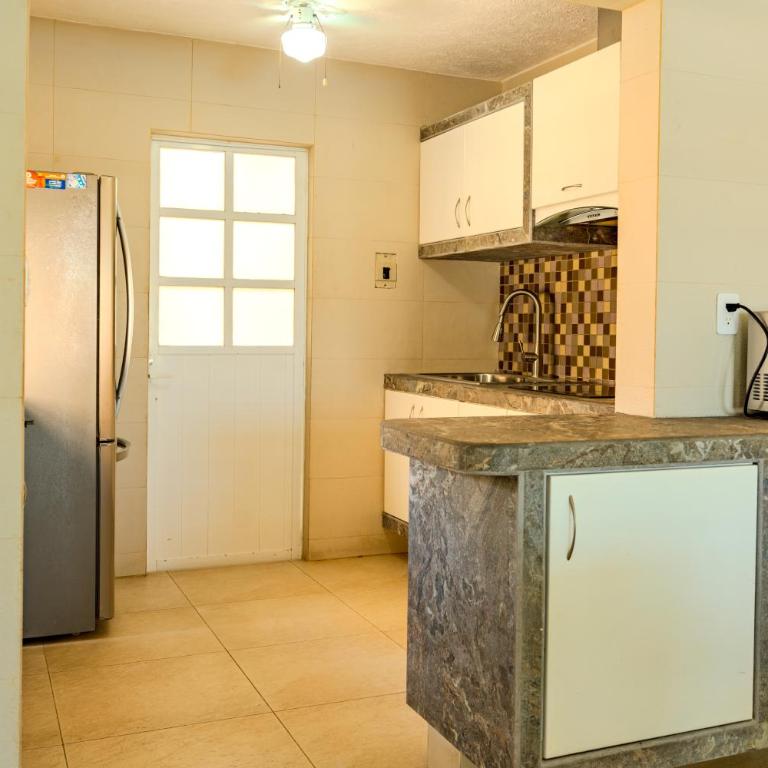 Family House with Private Jacuzzi & Pool, 3 Bedrooms - Casa de 3 dormitorios - 4
