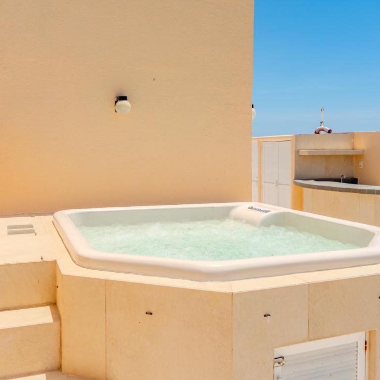 Family House with Private Jacuzzi & Pool, 3 Bedrooms - Casa de 3 dormitorios - 15