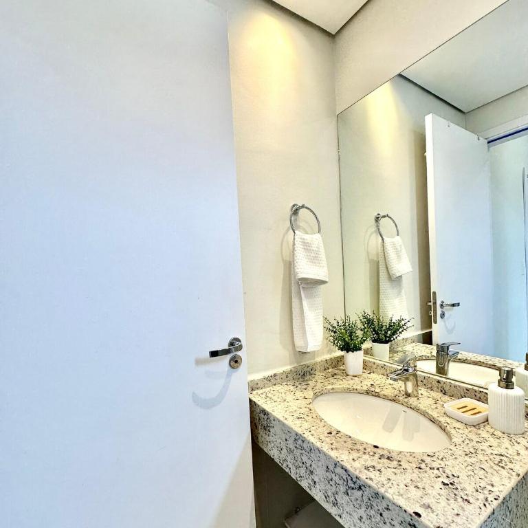 Departamento amplio y moderno - Balcón y parrilla - Two-Bedroom Apartment - 7
